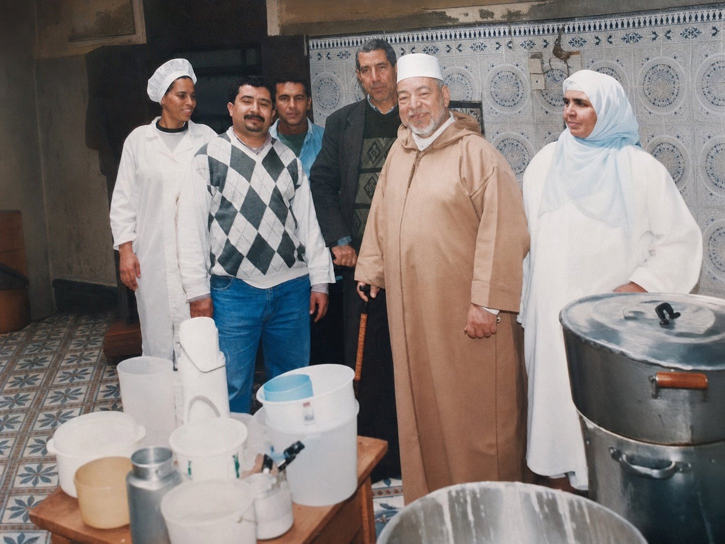 الحاج أحمد بن الغالي الطالبي الحسني (في وسط الصورة)، مؤسس دار الصدقة.